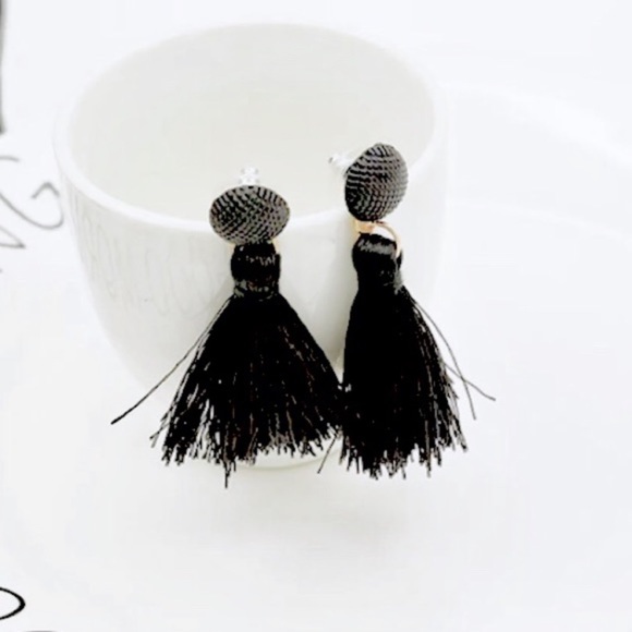 BLACK WOOLEN TASSEL EEARRINGS